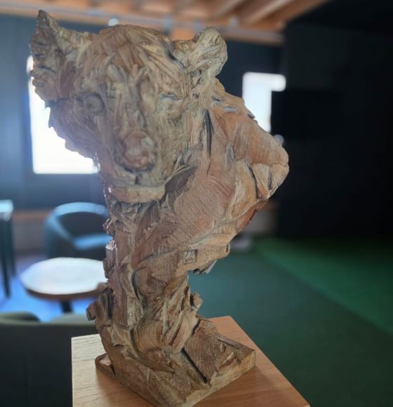 Golfeur au moment du swing devant le simulateur du Loft Network